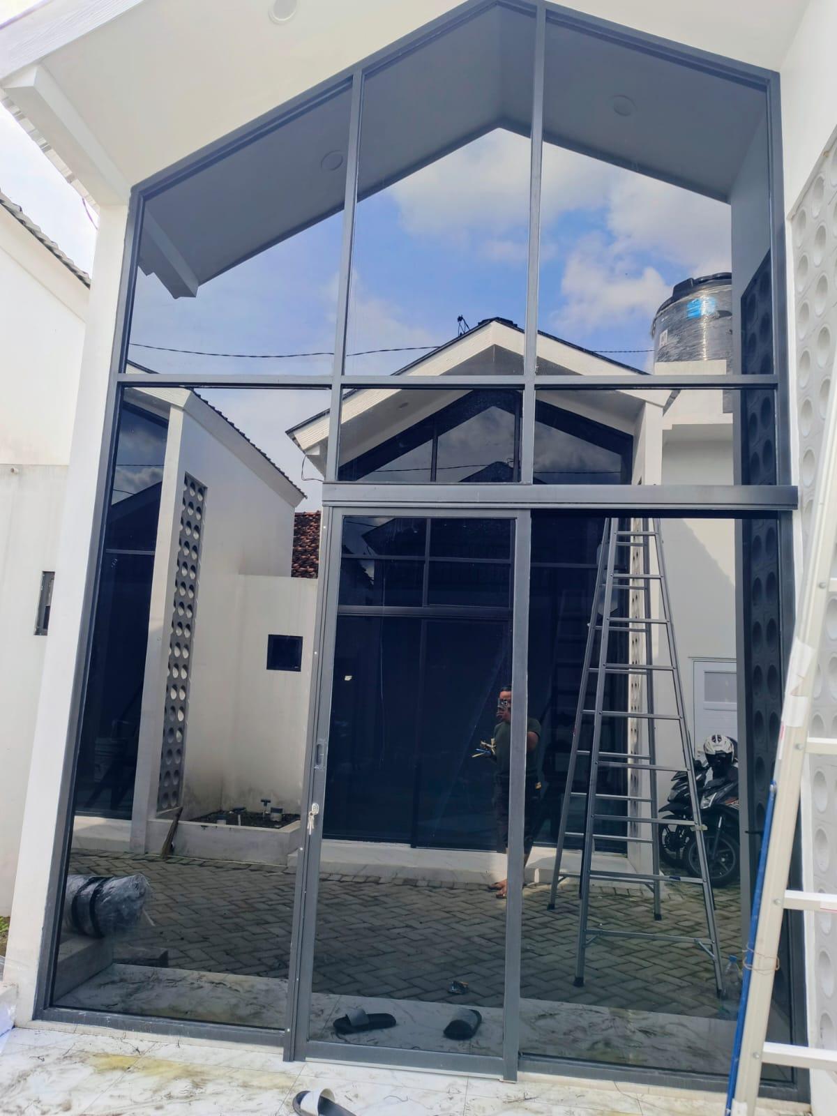 Kaca Film Black - Privasi Maksimal & Penolak Panas