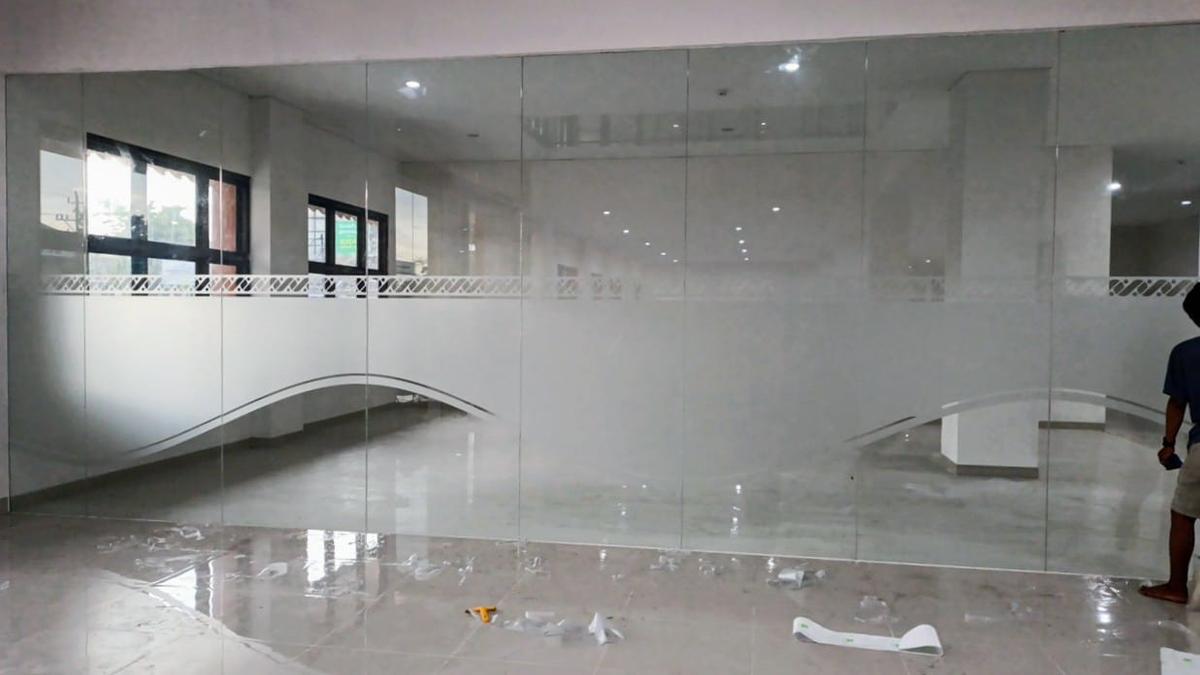 Sandblast Cutting - Desain Kaca Buram Presisi