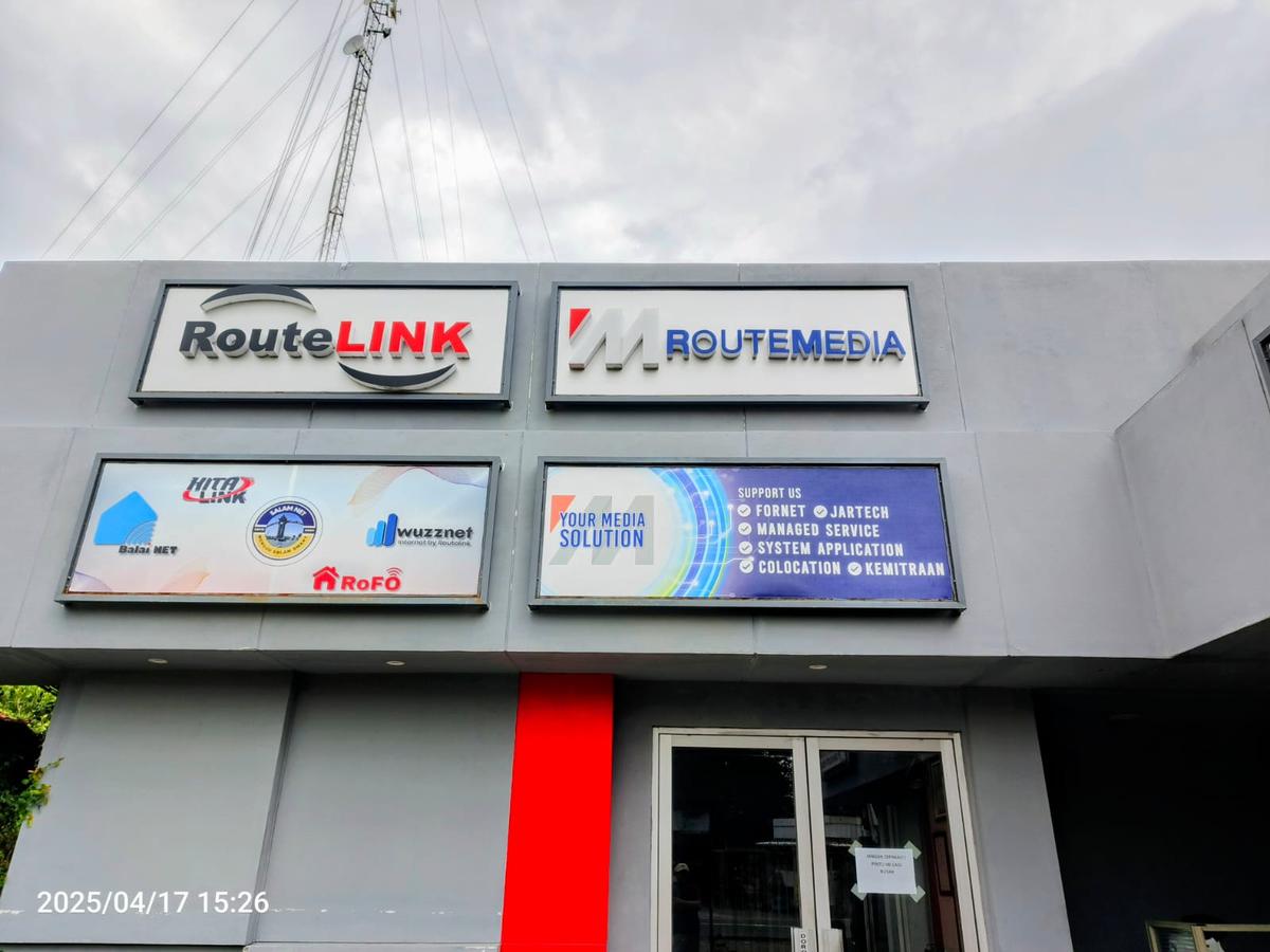 Stiker Papan Nama - Branding Outdoor & Indoor